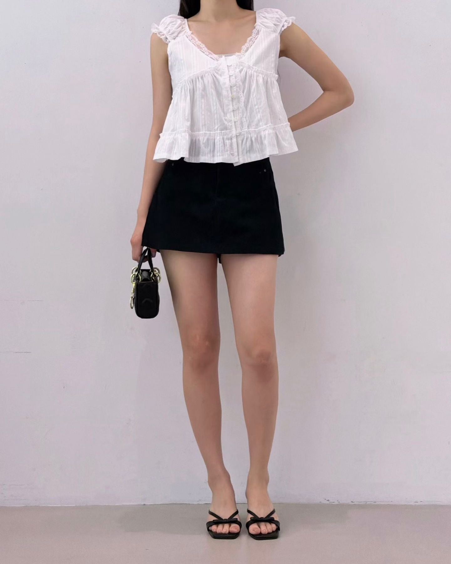 SH005【5月新品】蕾絲鈕扣可愛上衣