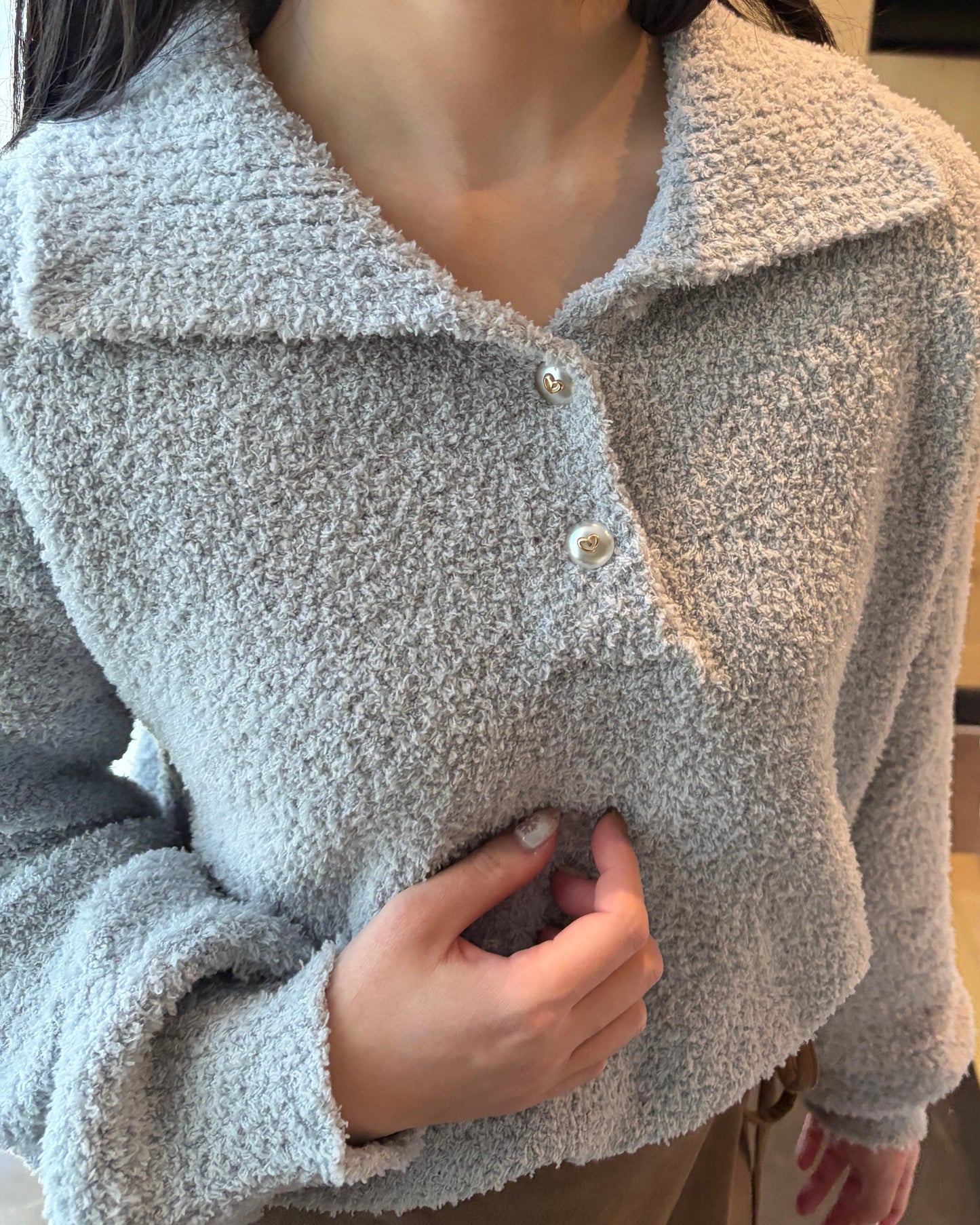 SY004【現貨新款】柔軟毛毛心心扭扣有領上衣