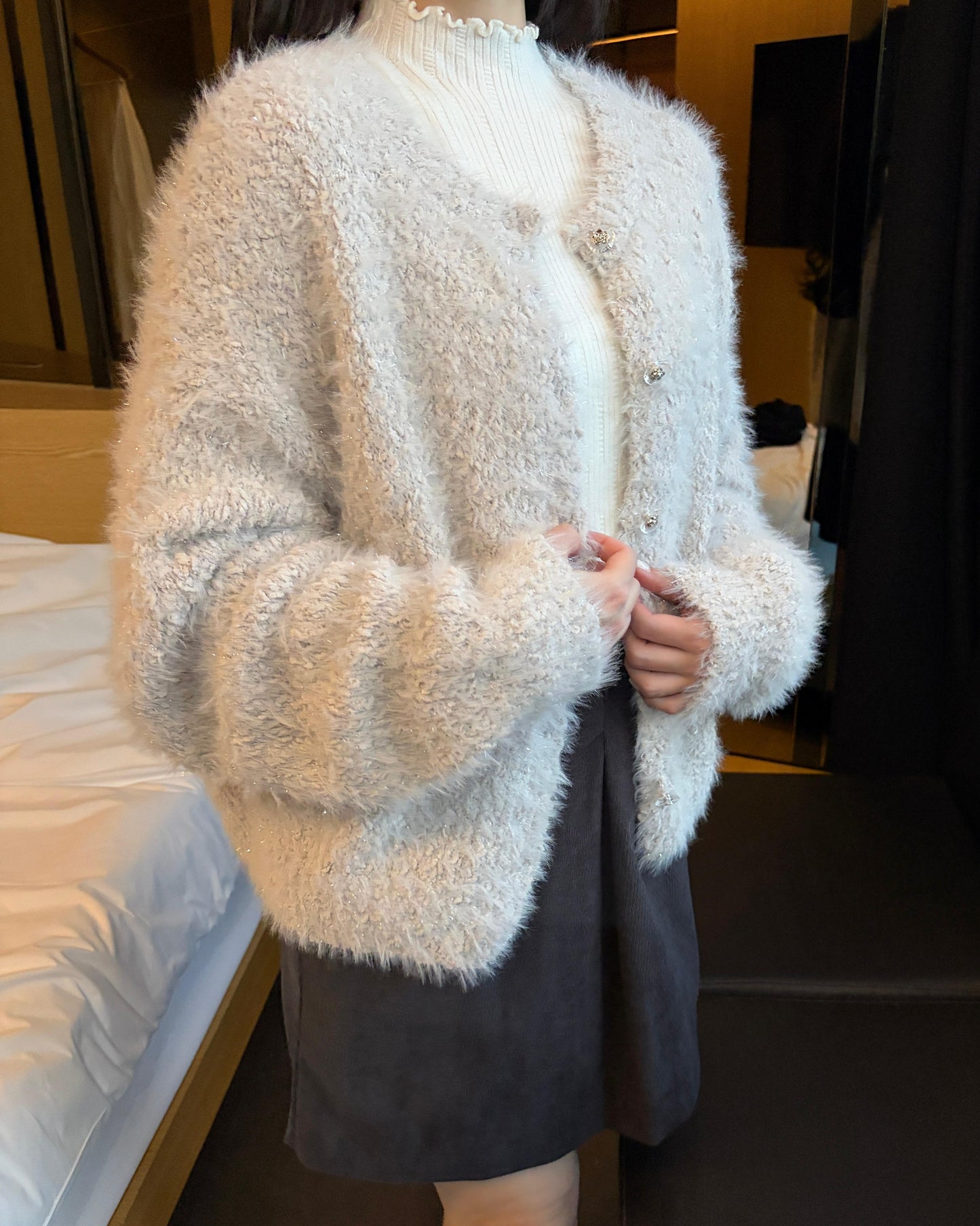 SY005《現貨新款》閃閃舒適毛毛透明花花扭扣外套