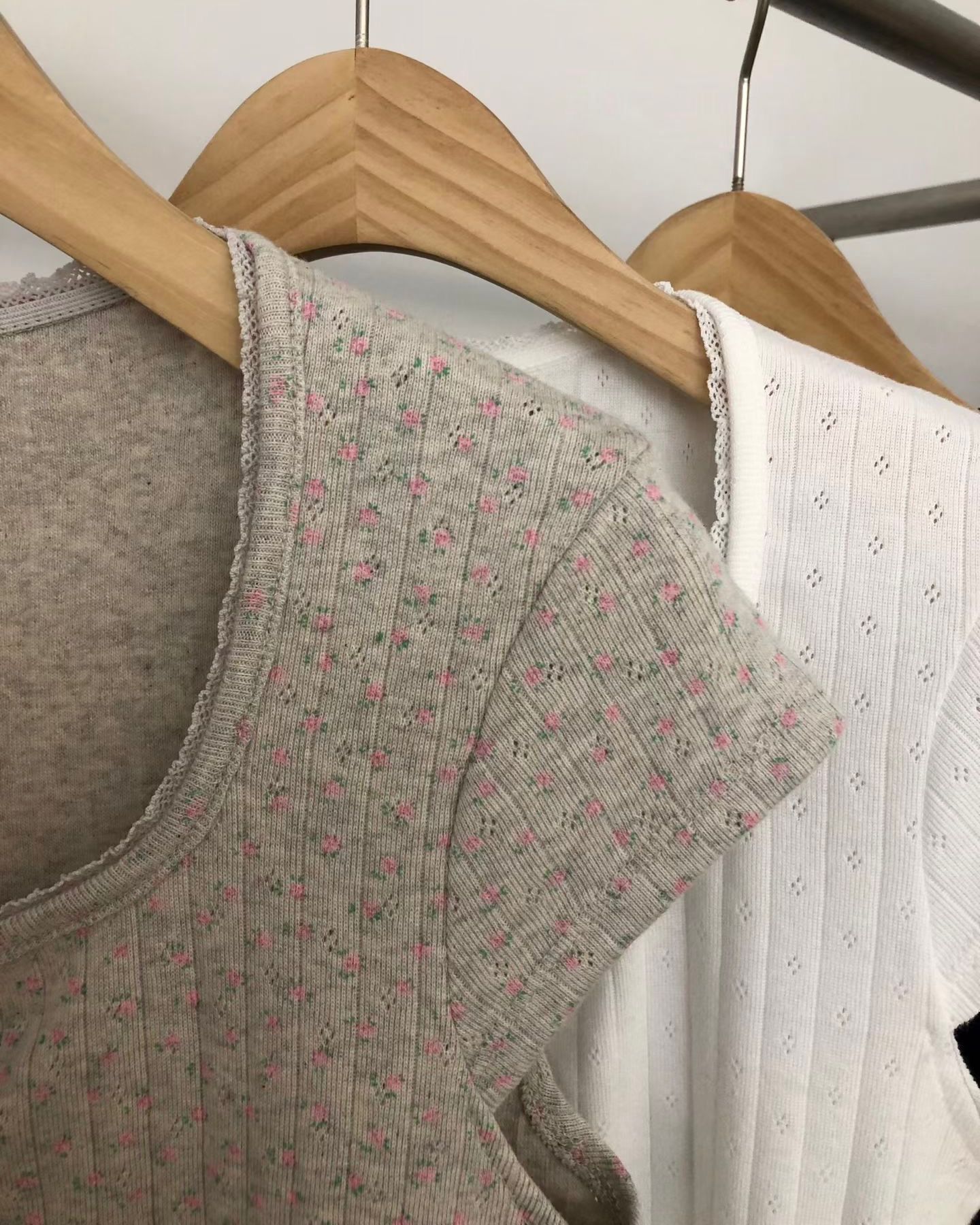 FO014【5月新品】通花蕾絲領甜美白搭上衣