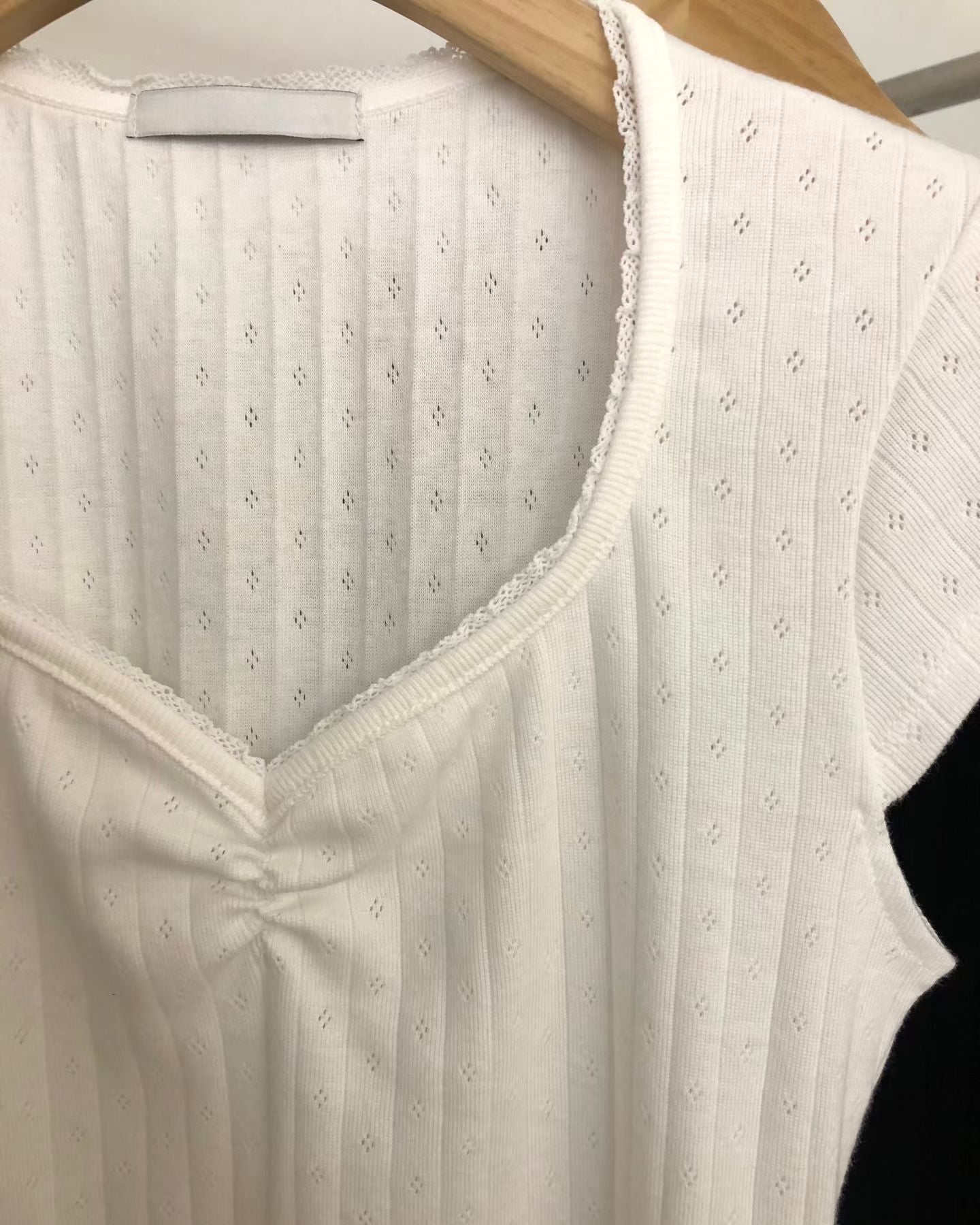 FO014【5月新品】通花蕾絲領甜美白搭上衣
