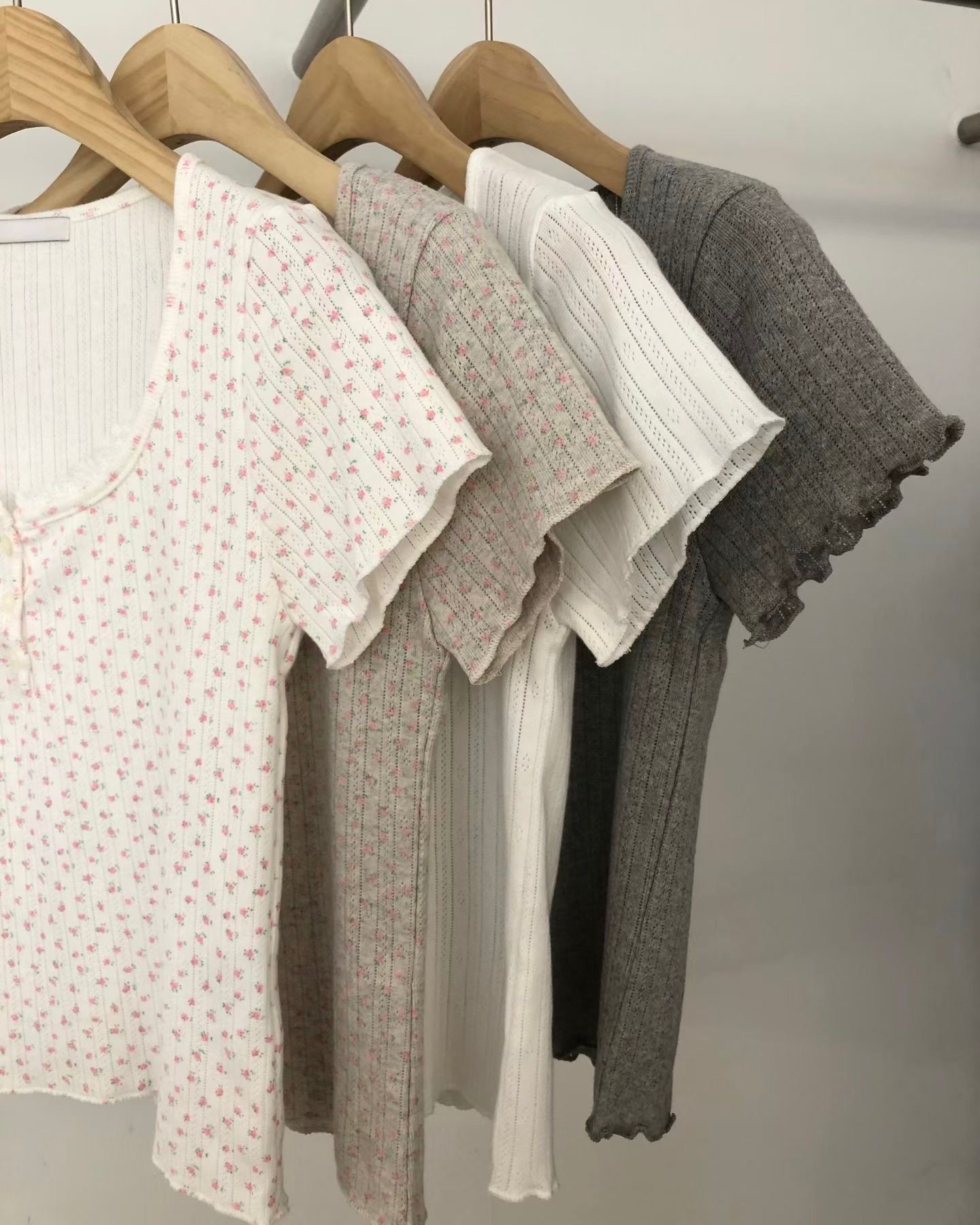 FO017【6月新品】蕾絲大圓領通花鈕扣上衣