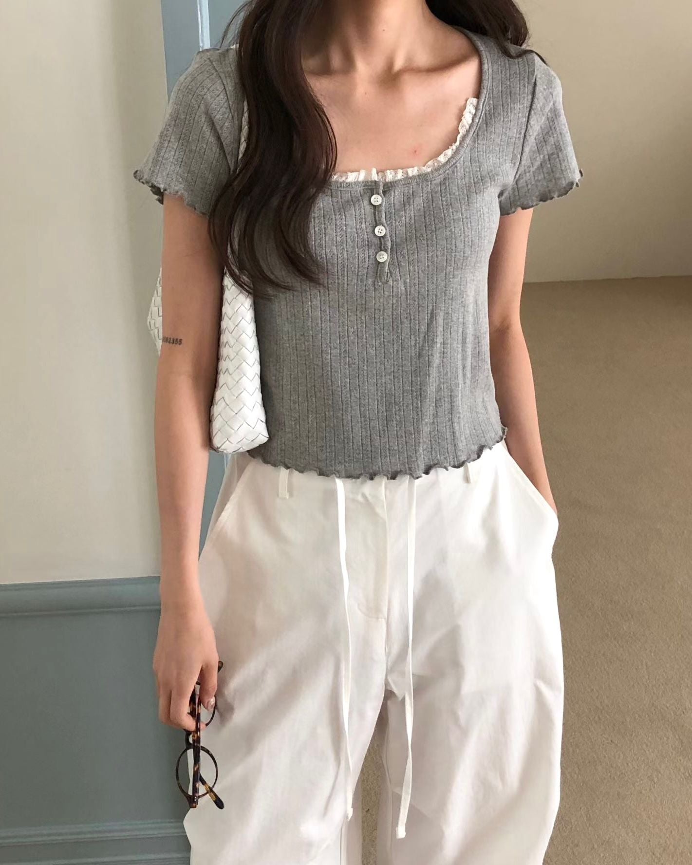 FO017【6月新品】蕾絲大圓領通花鈕扣上衣