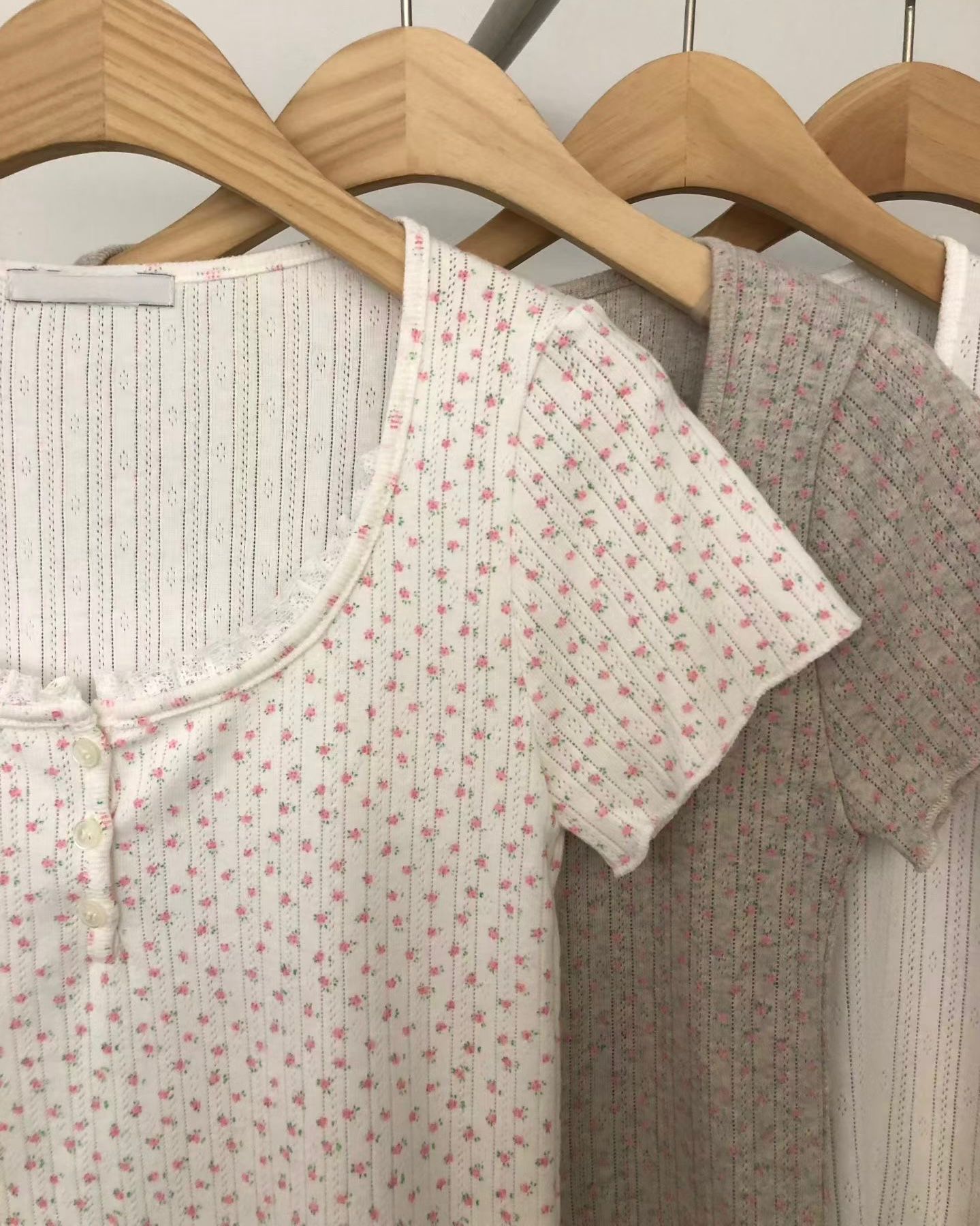 FO017【6月新品】蕾絲大圓領通花鈕扣上衣