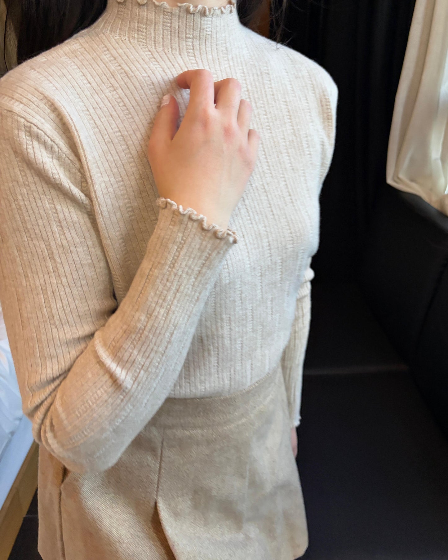 ST001【現貨發售】小花邊高領直紋百搭上衣