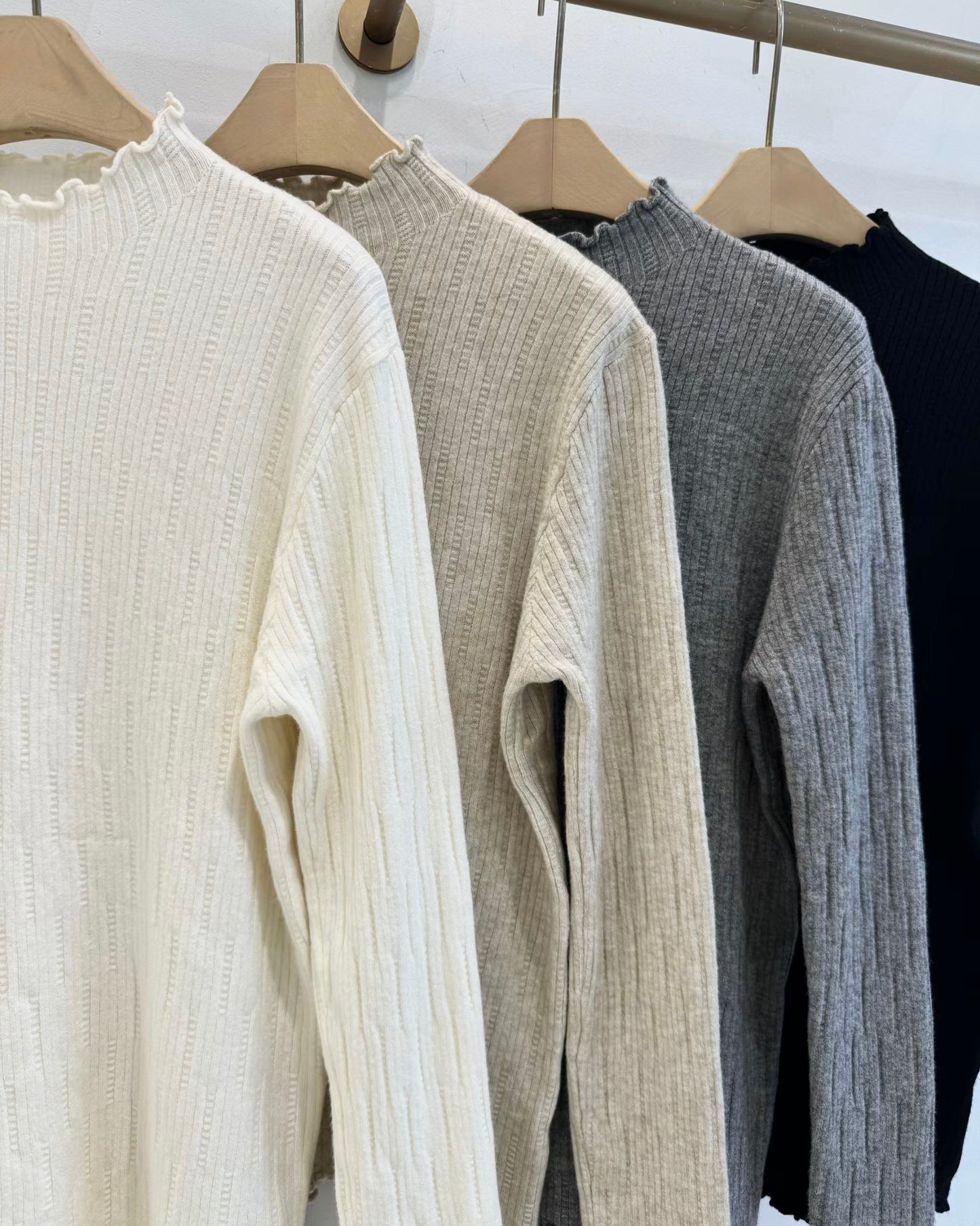 ST001【現貨發售】小花邊高領直紋百搭上衣