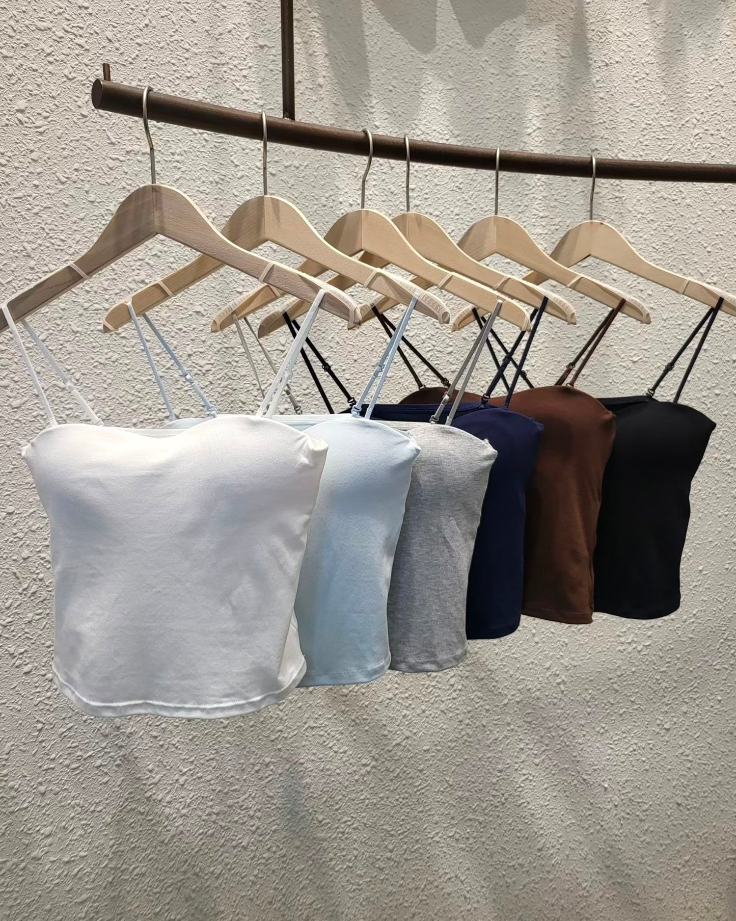TA002【7月新品】孤形純色吊帶上衣