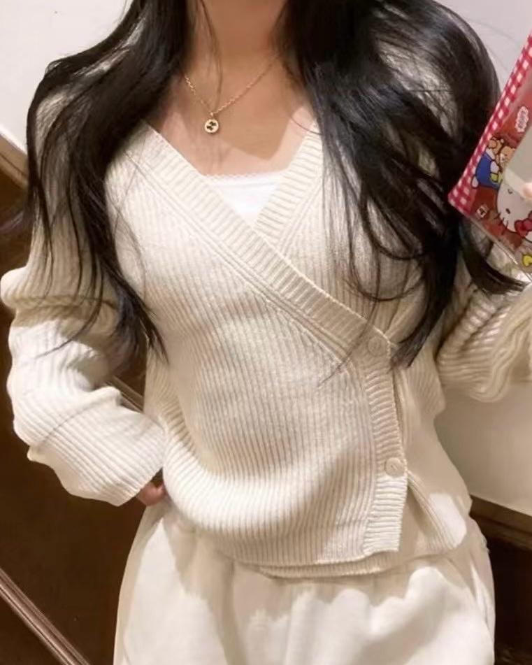 TW001《新款》 V領左右斜搭扭扣針織上衣