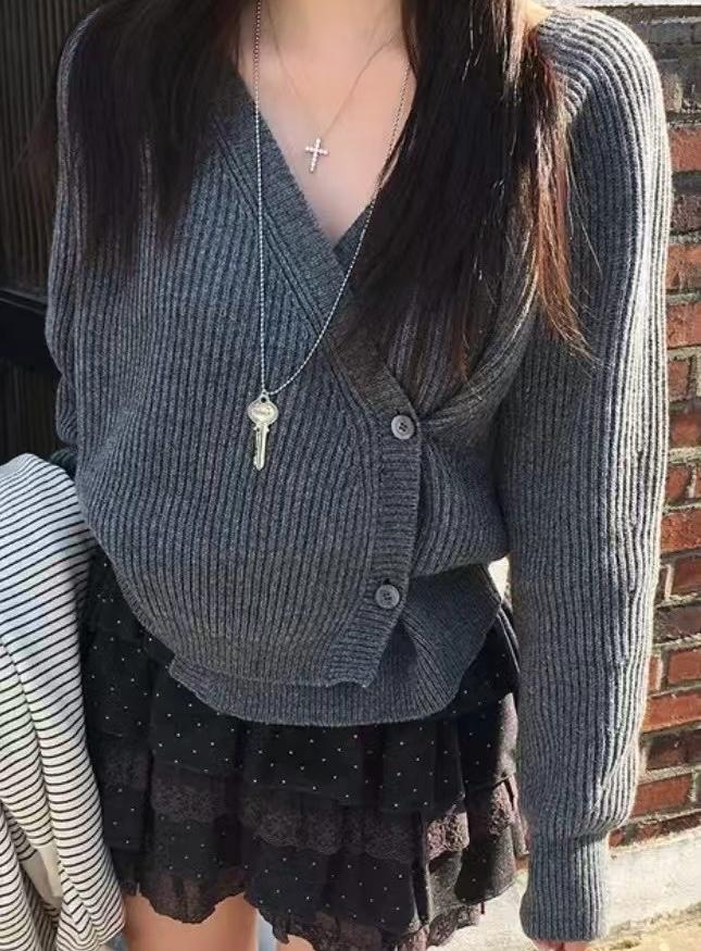 TW001《新款》 V領左右斜搭扭扣針織上衣