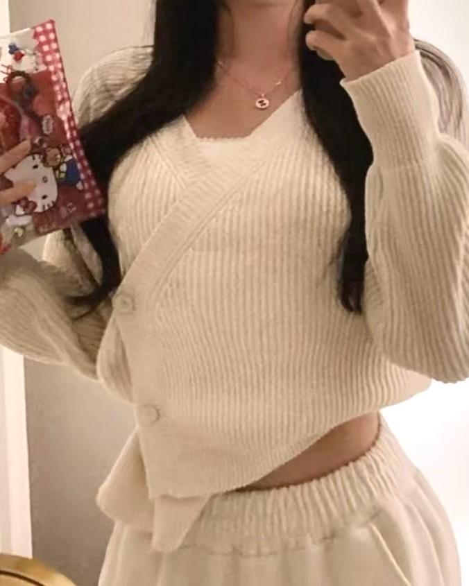 TW001《新款》 V領左右斜搭扭扣針織上衣