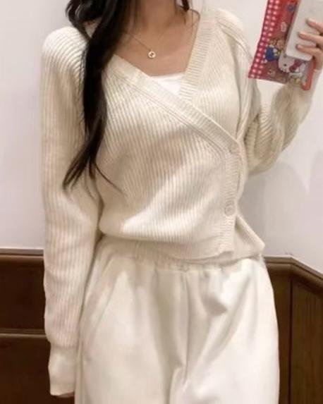 TW001《新款》 V領左右斜搭扭扣針織上衣