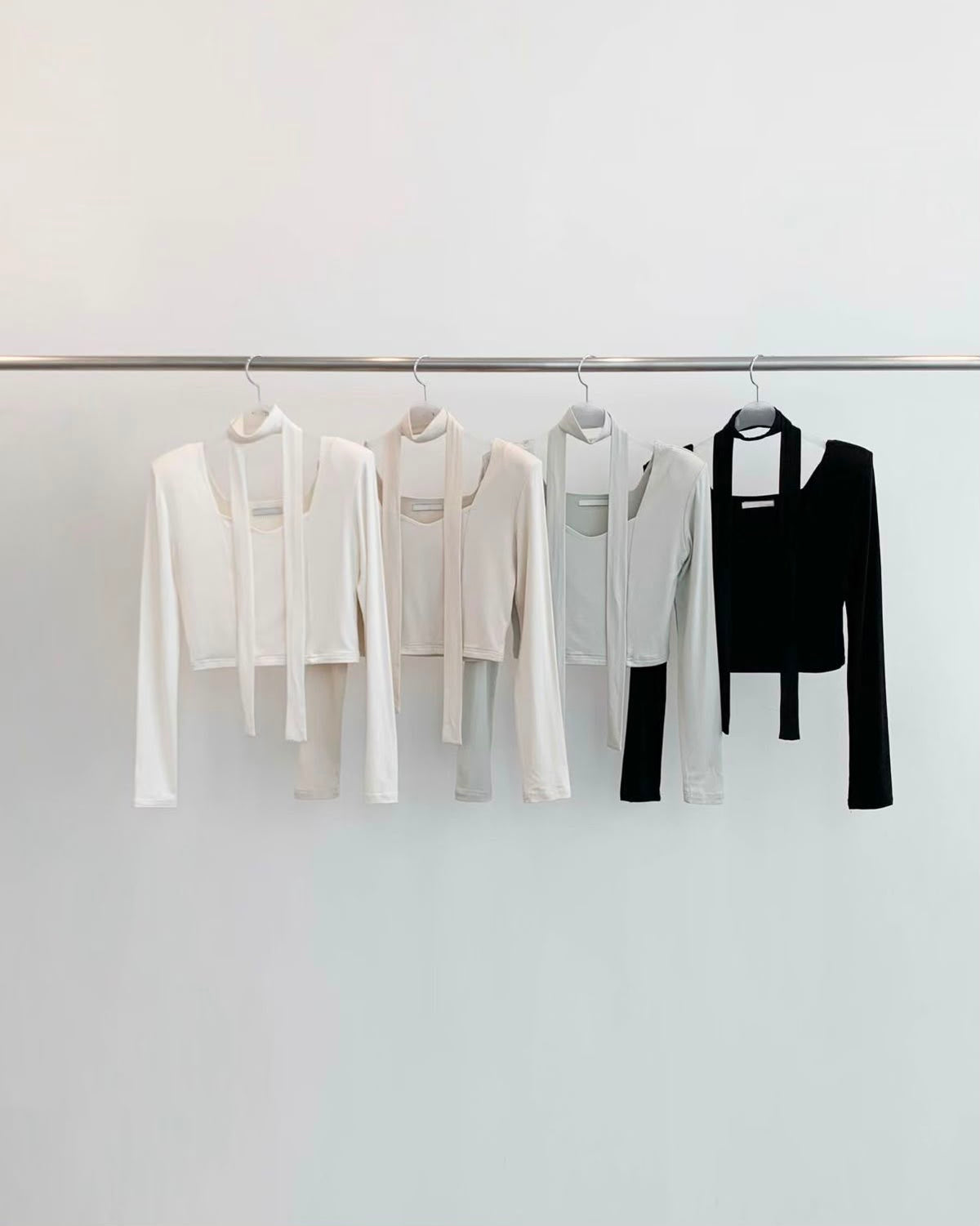 VE001【PRE-FALL NEW】附肩墊顯瘦繞脖上衣