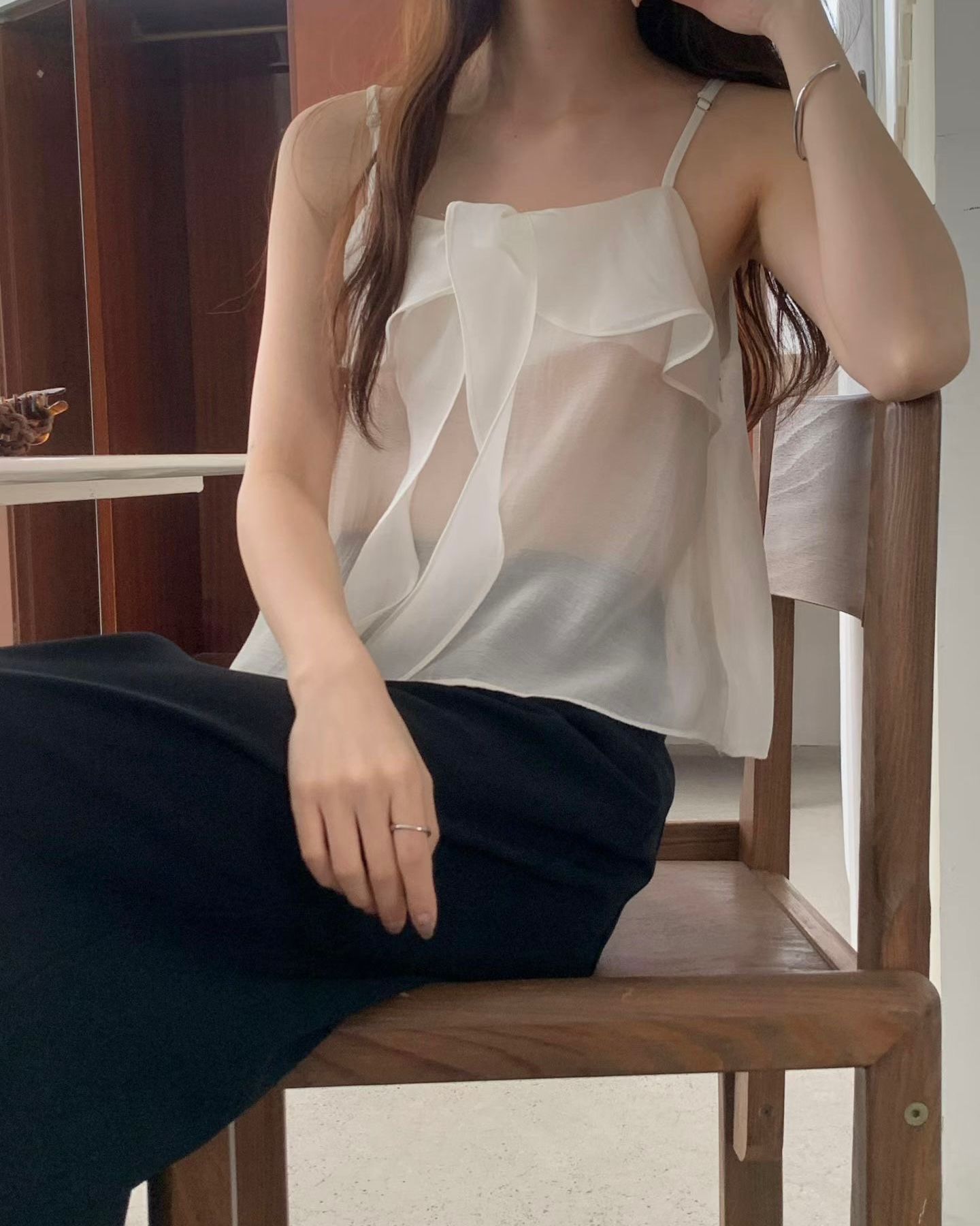 VI001【6月新品】溫柔感透膚前綁結吊帶上衣